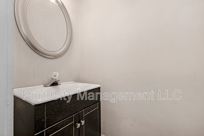 Building Photo - 438 Cornwall St