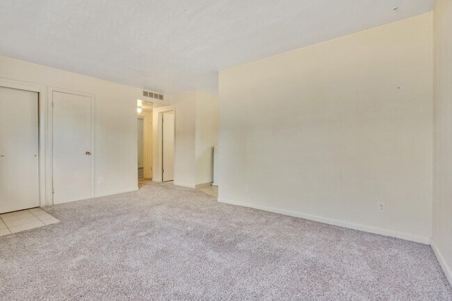 Building Photo - 2108 Applewood Rd