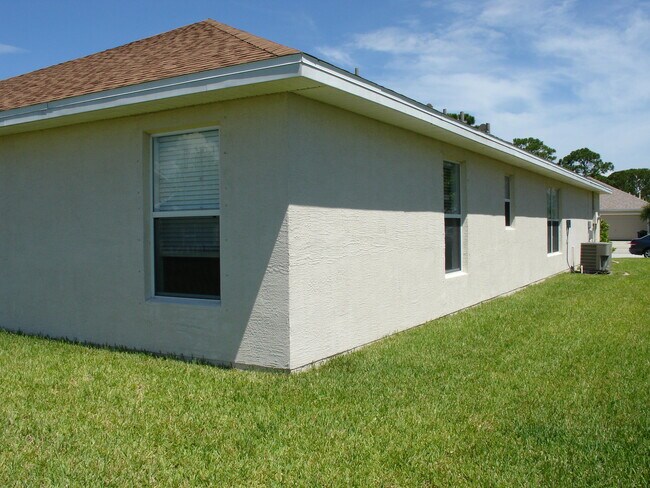 Building Photo - 3817 La Flor Dr