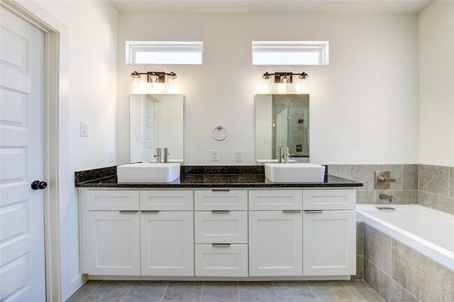 Building Photo - 2931 El Fenice Ln