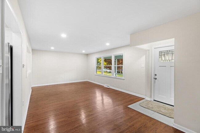 Building Photo - 705 Devon Rd