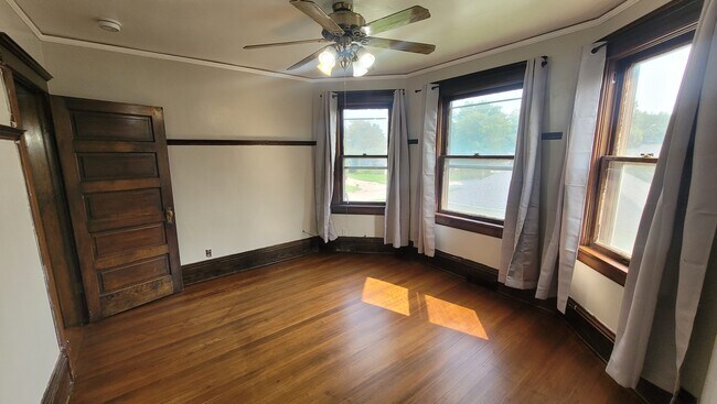 Building Photo - 612