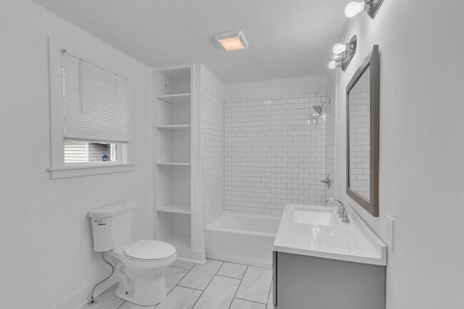 Building Photo - Renovated 4 Bed/ 2 Bath plus office in Mad...