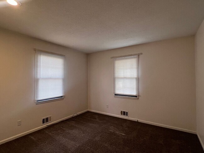 Building Photo - Cozy 2-Bedroom Apartment with Convenient First-Floor Living