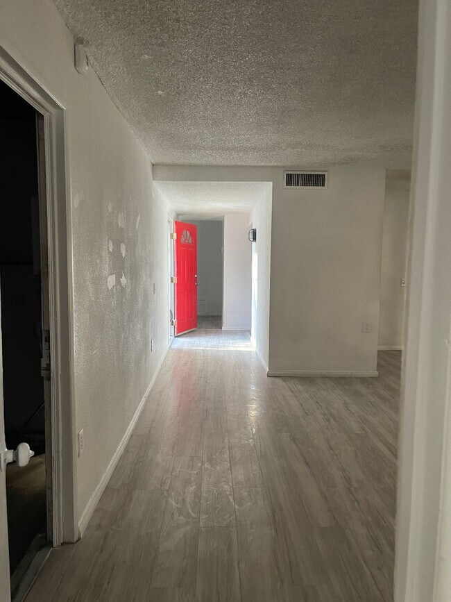 Building Photo - House For Rent