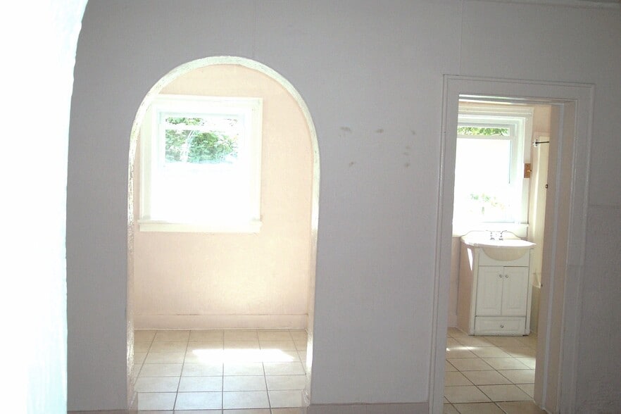 Building Photo - 49 Boundary St