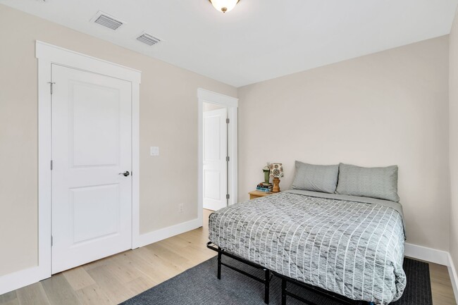 Building Photo - Charming Caribbean Cottage - Downtown Brad...