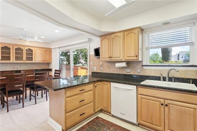 Building Photo - Beautiful Water Front Home