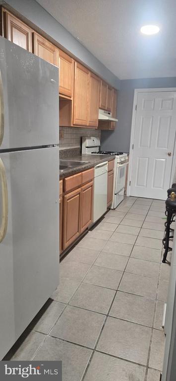 Building Photo - 96 Kenwood Dr