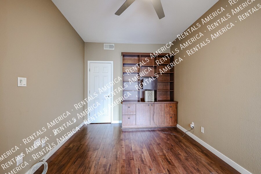 Building Photo - 8653 E Royal Palm Rd