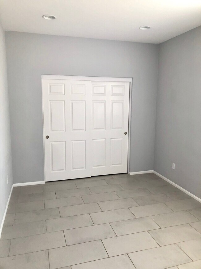 Building Photo - Beautiful East Ventura Home- Enclave Community