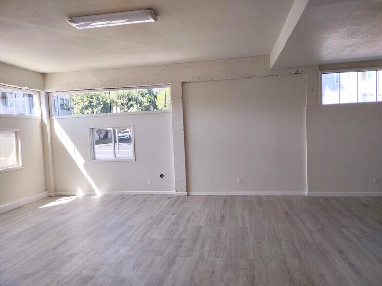 Den/Living Room with high ceilings - 401 Green St