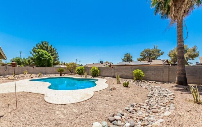 Building Photo - Updated 3bd w/ pool  51ave Bell
