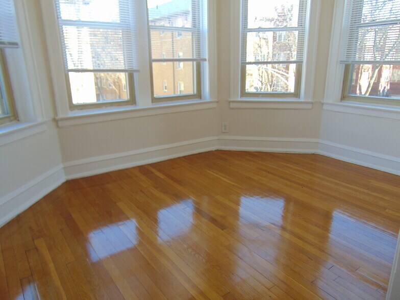 Building Photo - 2209 E 70th St