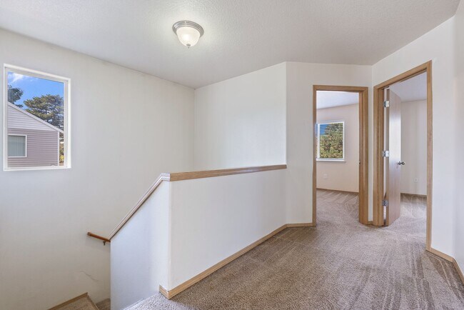Building Photo - Spacious 4-Bedroom Home in SE Portland