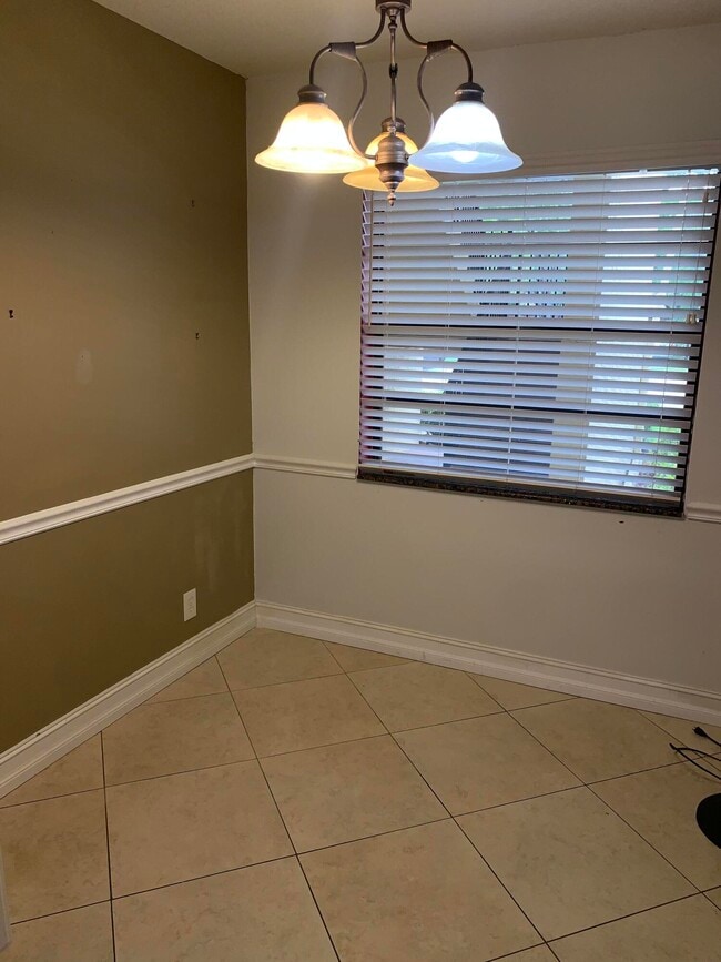Building Photo - 2015 Coral Ridge Dr