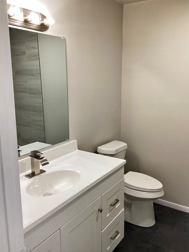 Building Photo - 10445 Wicklowe St