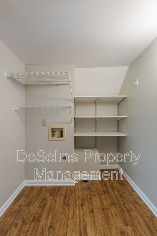 Building Photo - 5120 English Village Dr