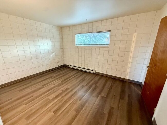 Building Photo - Move in specials - Pick One - 1st month free or $100 off monthly rent. Flexible lease terms are a...