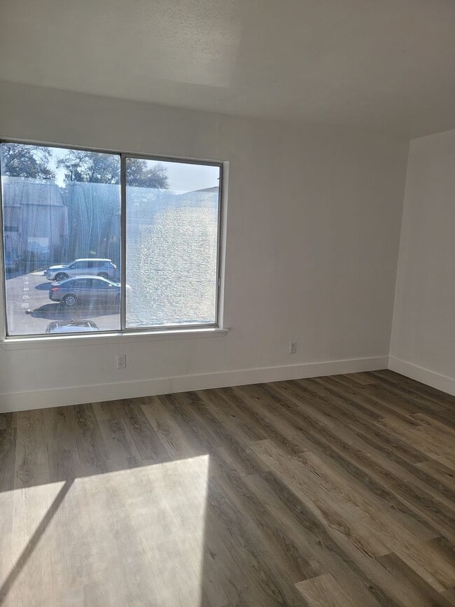 Building Photo - FOR RENT!!! CUTE AND COZY 1 BEDROOM 1 BATHROOM CONDO.- ON THE WATER...