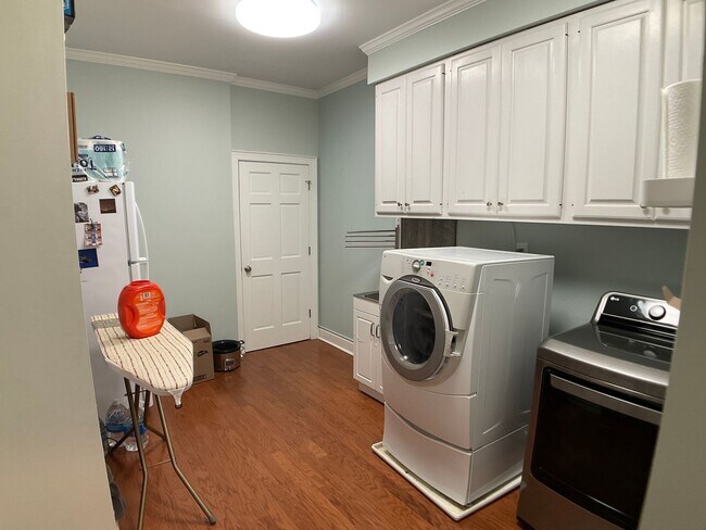 Building Photo - Executive Home in The Heart of Chapel Hill!