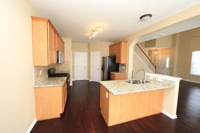 Building Photo - Beautifully Maintained End Unit Townhome i...