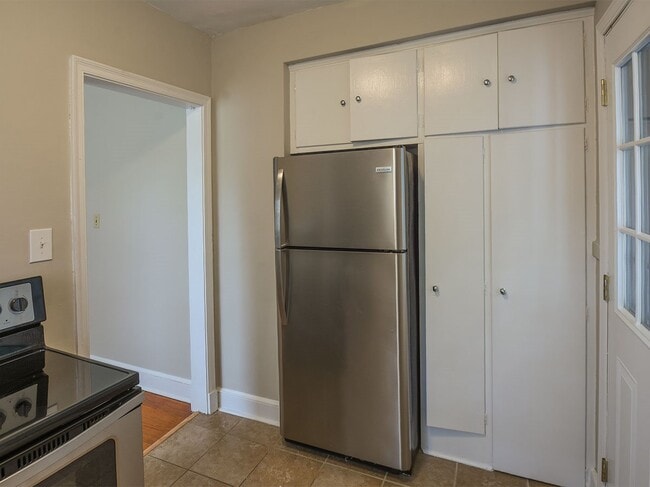 Building Photo - DARLING UPDATED 2 bed, 1 bath with updated appliances in HIGH POINT TERRACE