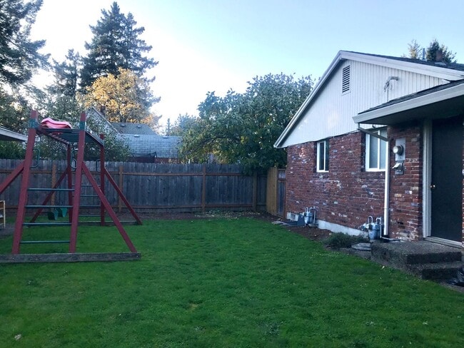 Building Photo - Large 2 Bed, 1 Bath Duplex Apartment with Parking