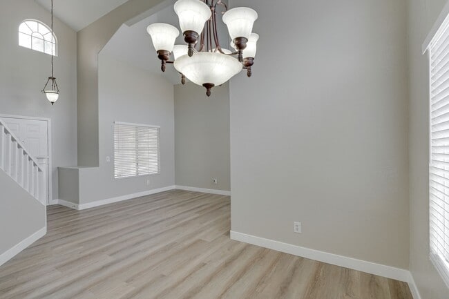Building Photo - UPGRADED 3 BEDROOM HOME IN GREEN VALLEY