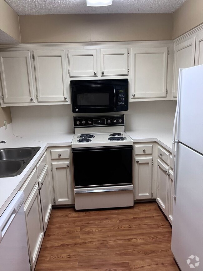 Building Photo - Beautiful 2nd floor condo with vaulted cei...