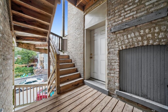 Building Photo - Spacious 2BR/2BA Rogers Park Condo with In-Unit Laundry & Central Air