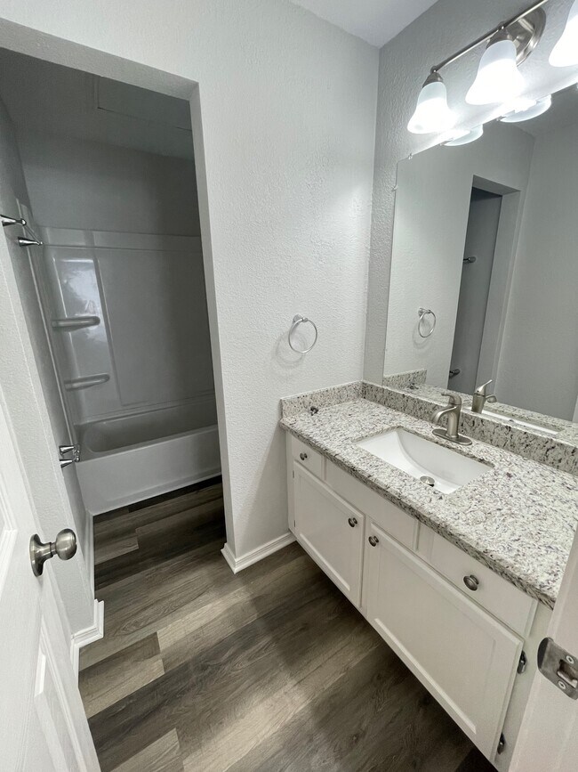 Bathroom - 1006 W Kelly Ave