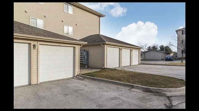 Building Photo - Condo For Rent!