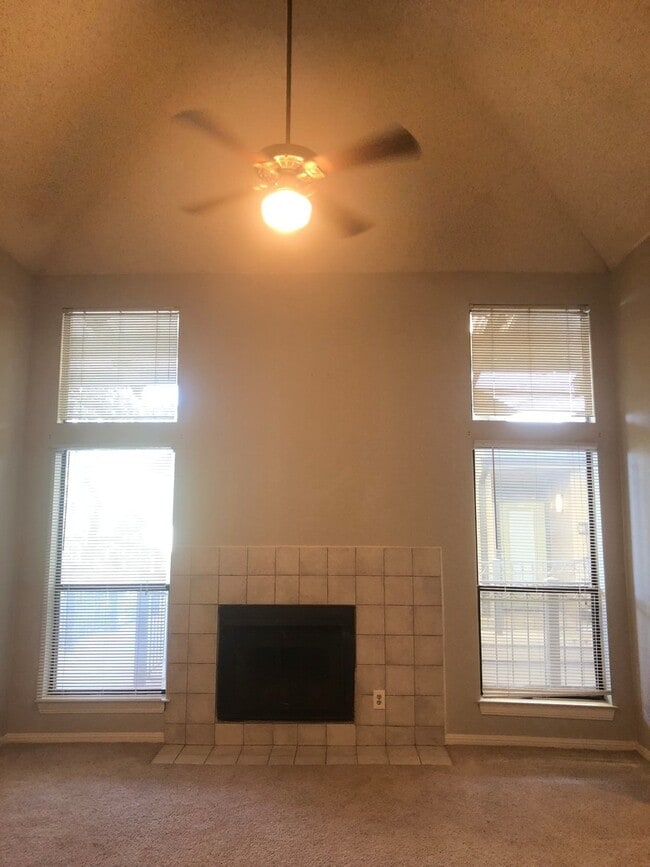 Building Photo - UT PRE-LEASE: 2 bed/2 bath West Campus Condo with cathedral ceilings, washer/dryer, 2 RSVD Pkg, B...