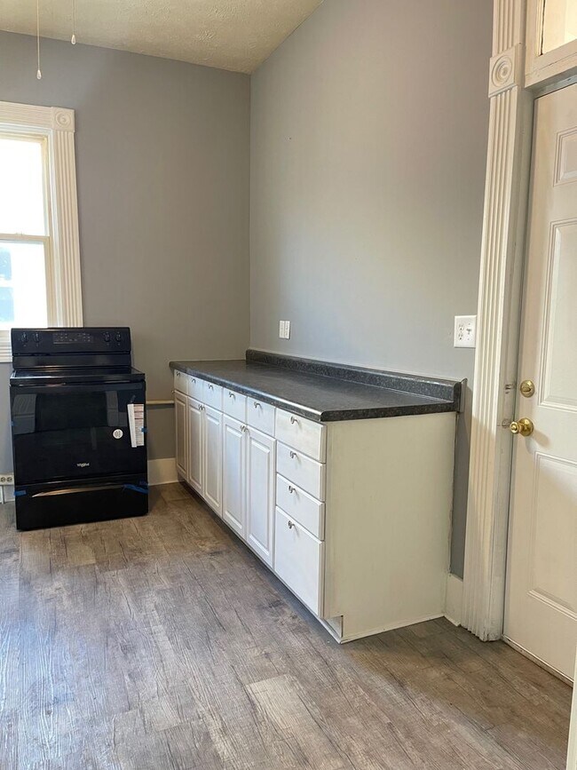Building Photo - Cozy Renovated 2 Bed in South Omaha!