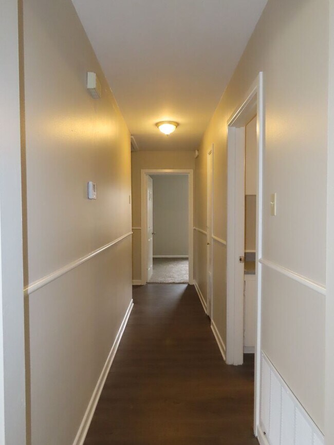 Building Photo - Spacious 3 Bedroom 2 Bathroom Home with LARGE Backyard!