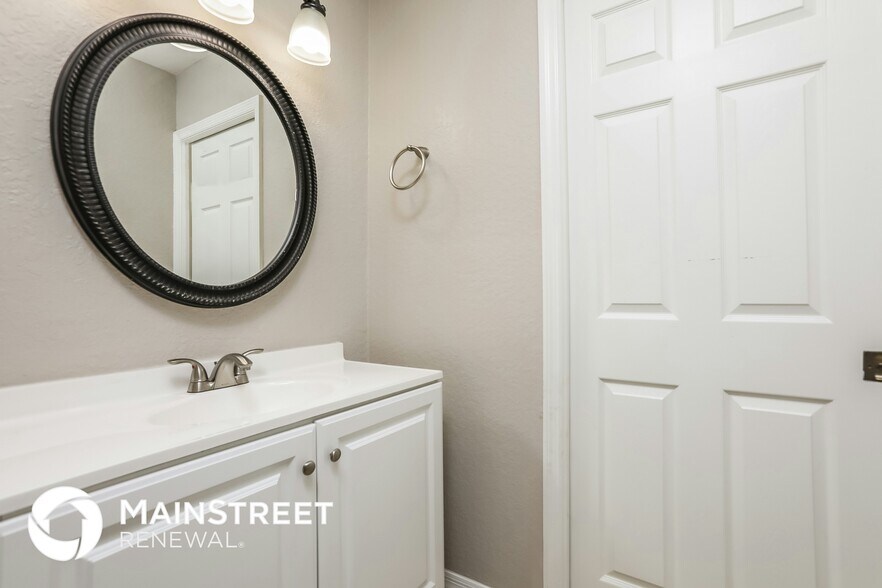 Building Photo - 1442 Lakecrest Dr