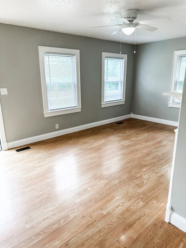Building Photo - Charming 2 bedroom, 1 bathroom home locate...
