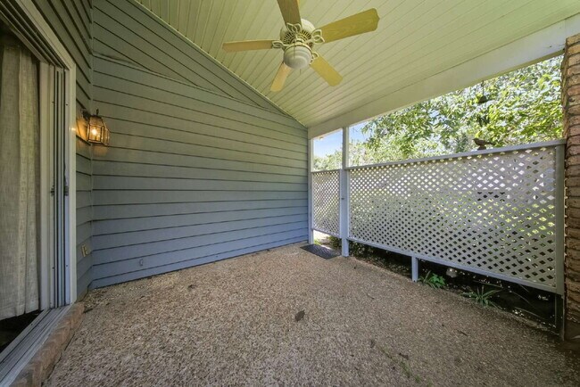 Building Photo - 1402 Sturbridge Pl