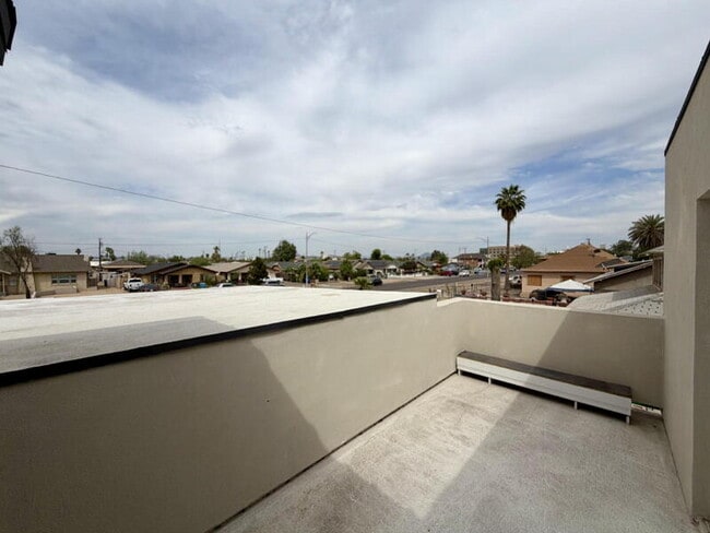 Building Photo - 2029 W Adams St