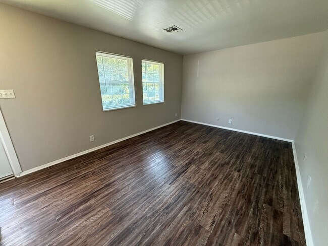 Building Photo - 4601 Lakeside Dr