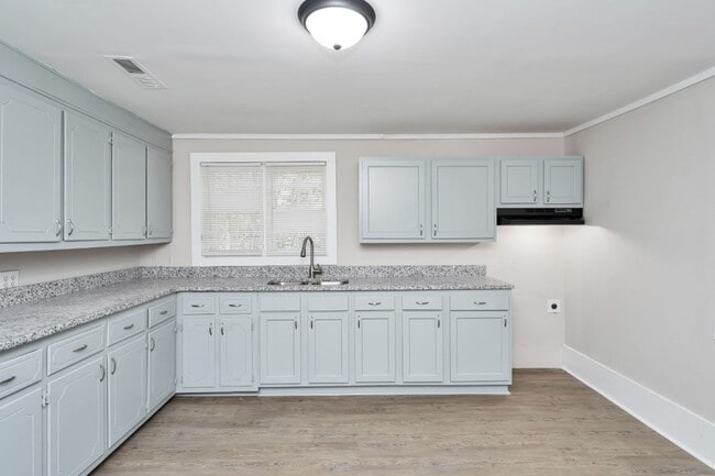 Building Photo - Spacious Hidden Gem in Bessemer – A Must See Inside!