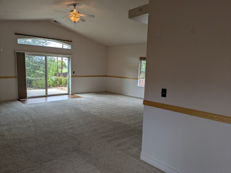 Building Photo - 1591 Roseanna Dr