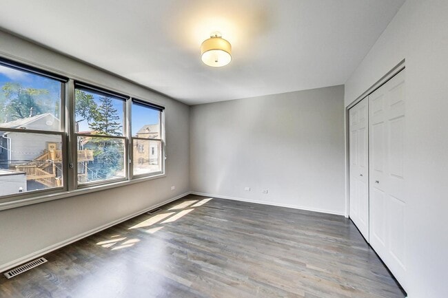 Building Photo - 2233 W Medill Ave