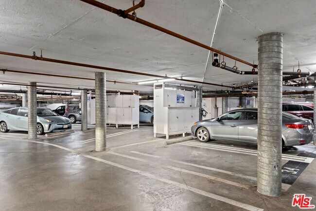 Building Photo - 1340 S Beverly Glen Blvd