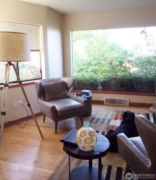 Building Photo - 5Bd/2.75Ba Seattle Home