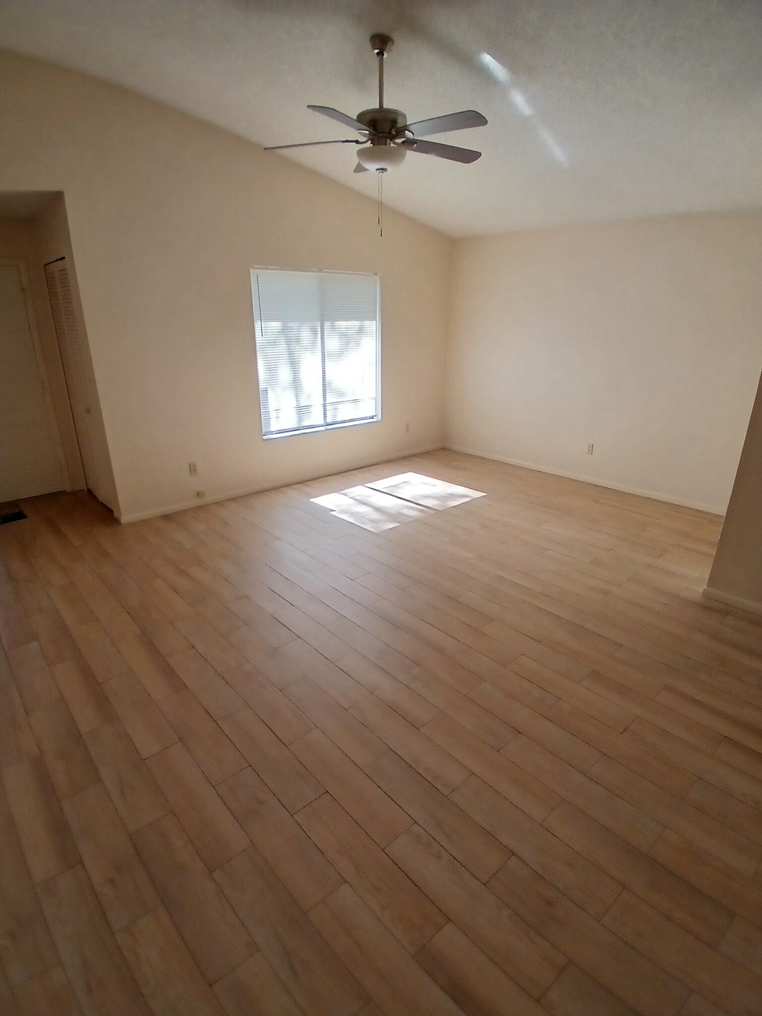 Building Photo - 406 Red Coat Ln
