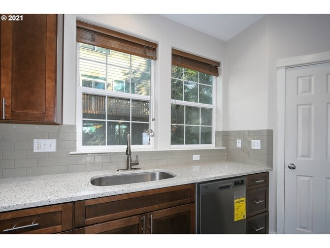 Building Photo - 15300 SW Pumice Ln