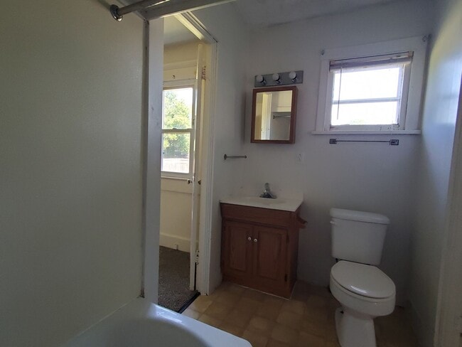 Building Photo - 2 Bedroom House in Clinton, IN