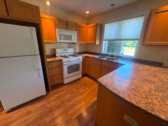 Building Photo - Brunswick Condo End Unit 2BR/1.5BA